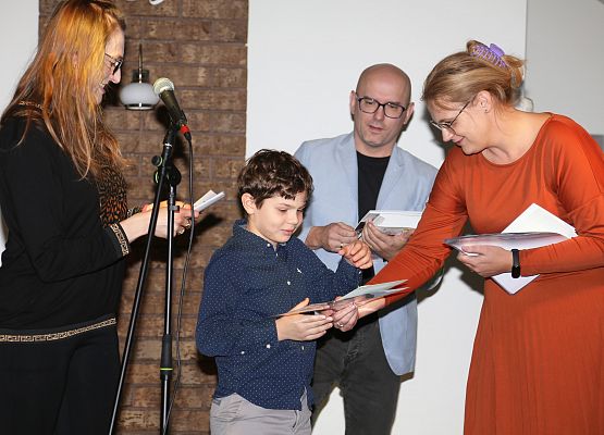 Grafika 18: Fotorelacja z gali wręczenia nagród laureatom konkursu plastycznego