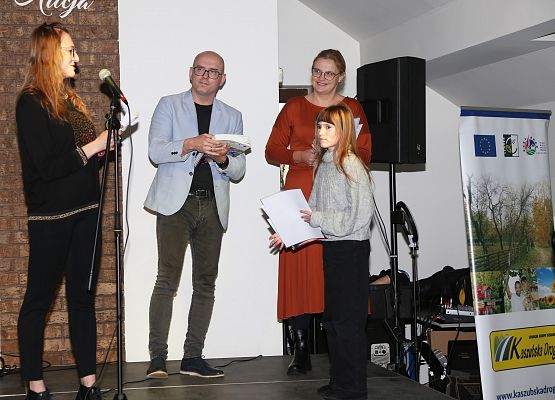 Grafika 21: Fotorelacja z gali wręczenia nagród laureatom konkursu plastycznego